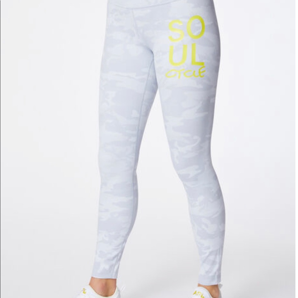 WUNDER UNDER HR TIGHT 25"
Color: Incognito Camo Jacquard Alpine
Size: 6